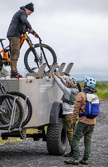 Ins Hochland gelangt man nur, wenn man bereit ist, Flüsse zu durchqueren. Für normale Autos und Anhänger ist hier Schluss – das Abenteuer beginnt erst danach.