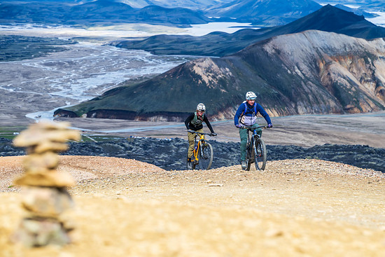 Hoch über dem Campingplatz von Landmannalaugar blickt man auf ein Landschaftsbild, das sich ständig neu formt: wandernde Wasserläufe und dahinter die weiten Seen des Hochlands.