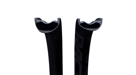 Gut zu erkennen: Vorn und hinten kommen unterschiedliche Felgenprofile zum Einsatz.