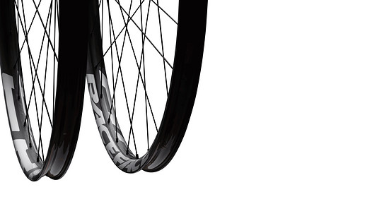 Die Race Face Era Carbon-Laufräder gibt es nun auch in einer eMTB-spezifischen Ausführung. Sie soll Compliance und Robustheit vereinen.