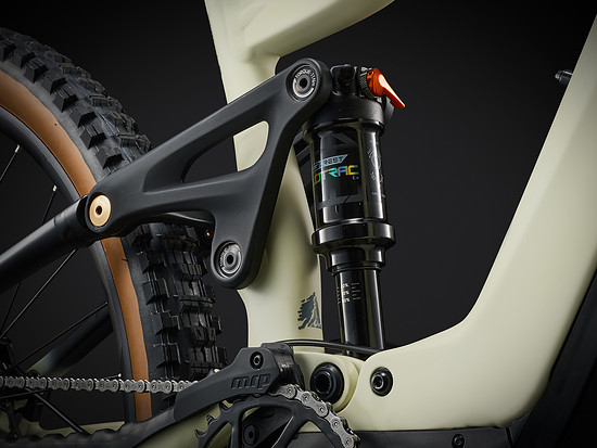 Das Embolden E+ setzt auf den bekannten Maestro-Hinterbau, der hier 140 mm freigibt.