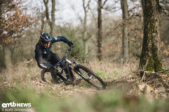 Selbst Kurven die hinten raus eher aufmachen und denen der Gegendruck im wichtigsten Moment fehlt, gelingen mit dem Crossworx super.