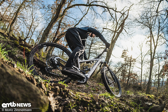 Wenn das Bike in Kurven in die Knie geht, spürt man auch den gutmütigen Hinterbauflex sehr stark.