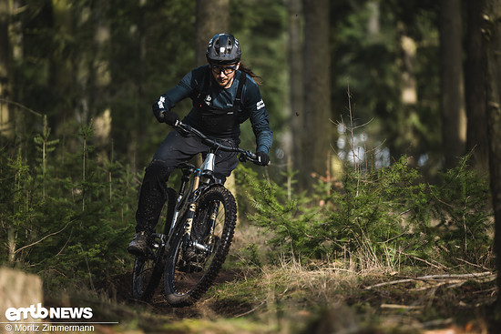 Mit so viel Vorderradgrip muss man sich etwas justieren – hält man gleich in Kurven, wie mit schlechter ausbalancierten Bikes, kratzt man schonmal an der kurveninneren Rasenkante.