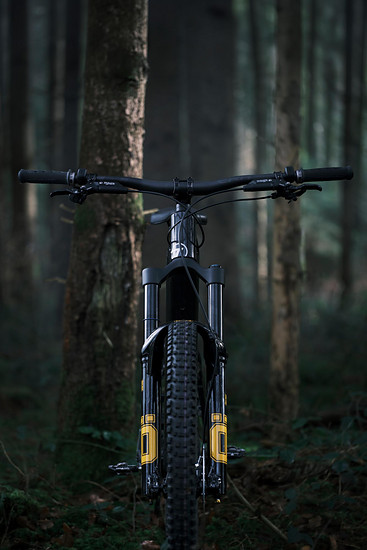 ... weswegen es auch keine festgelegte Ausstattung für das Bike gibt. Angebote gibts nur auf Anfragen, bei rund 5.500 CHF soll es aber losgehen.