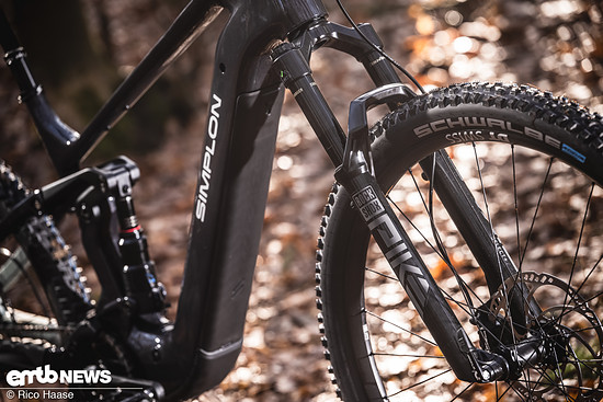 Vorn kommt eine Pike Select+ mit 140 mm Federweg zum Einsatz.