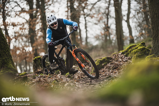 Enge Kurven gehören nicht zur Paradesdisziplin dieses Bikes, lassen sich aber mit etwas mehr Körpereinsatz gut durchfahren.