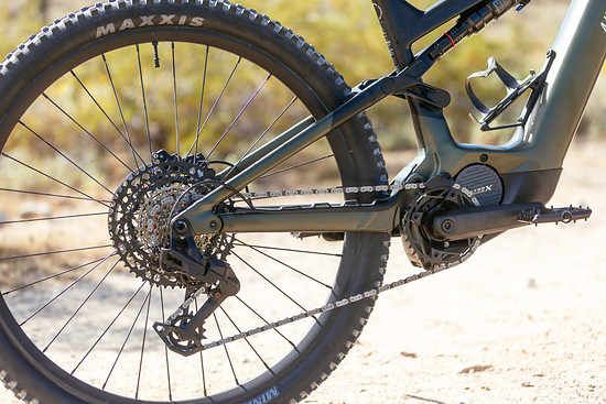 Fast schon ein moderner Klassiker: Das E-MTB-Hinterbaukonzept der Stunde ist der Horst-Link-Viergelenker mit am Oberrohr angesetztem Dämpfer.