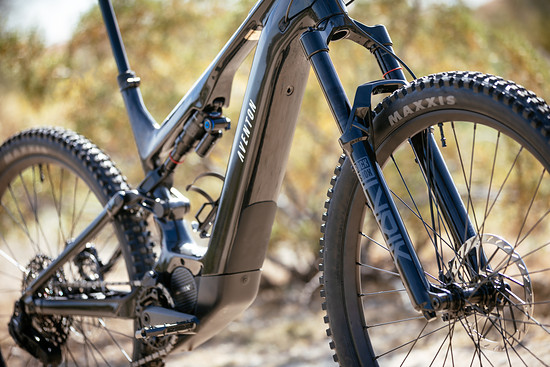 Mit dem Carbon-Hauptrahmen bietet Aventon für lediglich 5.499 € ein preislich attraktives Bike an.