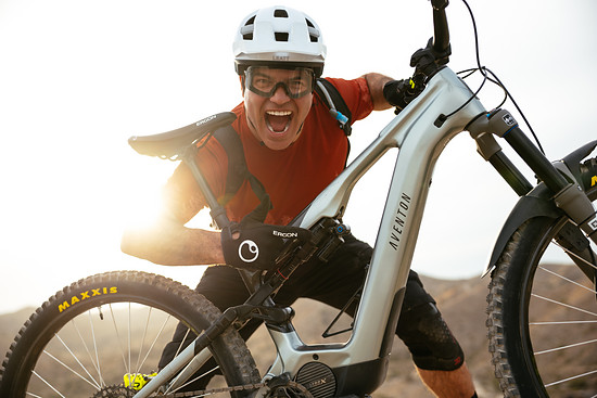Der Kanadier ist bekennender E-Bike-Liebhaber und hat sich nach dem Aus von YT einen neuen Sponsor gesucht.