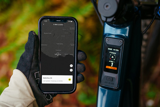 Ein integrierter GPS-Tracker ermöglicht die Kompass-Funktion, aber auch einen digitalen Diebstahlschutz.