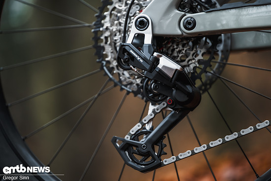 Geschaltet wird mit der mechanischen SRAM 90 Transmission mit 12 Gängen.