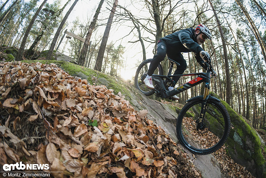 Natürlich machen auch die aktuellen E-Bikes mit Avinox M1 auf dem Trail ordentlich Spaß.