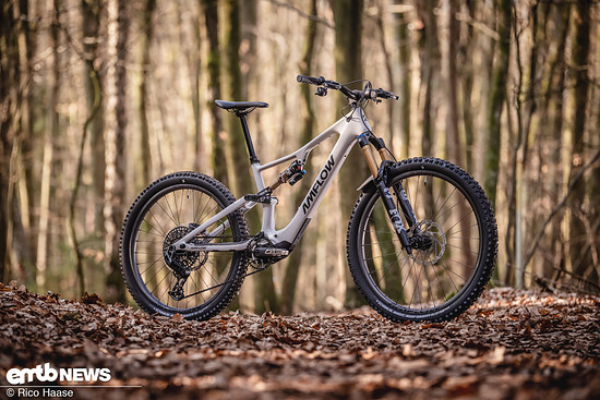 Das neue Amflow PX Carbon Pro setzt auf ein Fox Factory-Fahrwerk, Magura Gustav Pro-Bremsen, SRAM X0 AXS Transmission-Schaltung, Schwalbe Radial-Reifen, Carbonlenker und Carbonfelgen von Amflow.