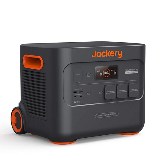 Mit Rollen ist beim Jackery Explorer 3000 Pro ein Mindestmaß an Mobilität gewährleistet.