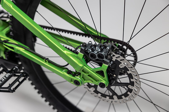 Gebremst wird mit Magura MT7 Pro HC und großen Scheiben (220 mm vorn und 203 mm hinten).