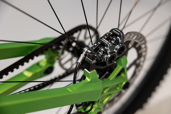 Gebremst wird mit Magura MT7 Pro HC und großen Scheiben (220 mm vorn und 203 mm hinten).