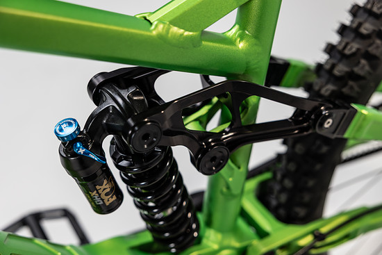 … und einen Fox DHX Factory Stahlfederdämpfer – ebenfalls mit 160 mm Federweg.