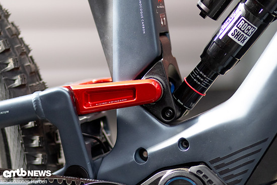 Der 4 Link-Swingarm-Hinterbau gibt 150 mm Federweg frei und ist, anders als der Hauptrahmen aus Aluminium gefertigt.