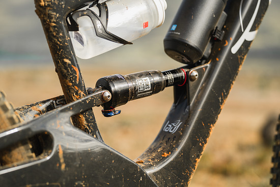 Ab Werk gibt es ein RockShox Fahrwerk