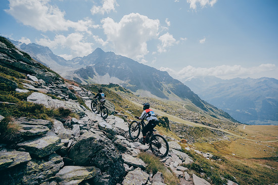 Insgesamt erwarten die Teilnehmer*innen pro Event rund 35 Kilometer und 1.000 Höhenmeter. Knifflige Uphill-Stages gehören dabei genauso dazu wie flowige Abfahrttrails.