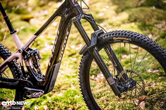 Im Pivot Shuttle AMP’d Pro – welches für 11.999 EUR (UVP) zu haben ist – wurde ein Ultimate-Fahrwerk von RockShox verbaut.