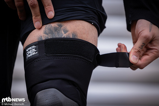 Ein Strap, sowie das ergonomische Gelenkdesign sollen für einen optimalen Halt und Sitz des Knieschoners sorgen …