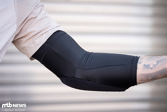 Schlank, bequem, sicher und dazu gut belüftet, das sollen die Attribute des Dirt Elbow Guard 2 sein.