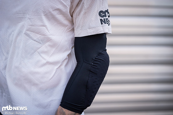Ebenfalls schlank und unauffällig kommt der O’Neal Dirt Elbow Guard 2 daher …