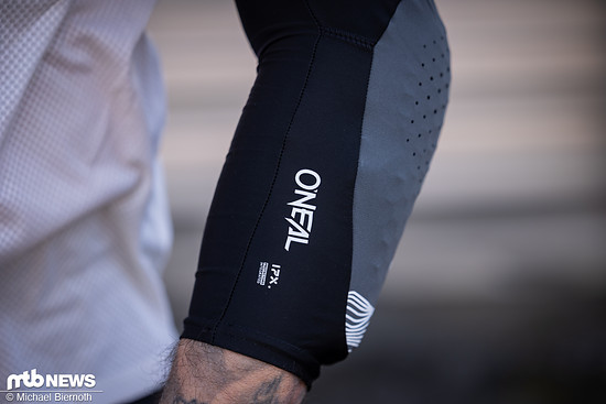 Samt herausnehmbarer IPX-Pads mit Crash-Cells-Technologie.