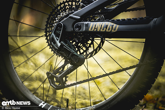 Damit auch Smooth-Shift funktioniert: SRAM AXS Transmission-Schaltwerk mit Stromkabel zum Motorsystem.