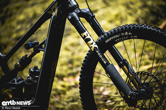 Die Wahl der Suspension ist absolut perfekt: Fox Podium Factory-Federgabel und ...