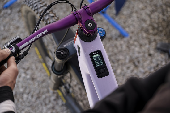Direkt am Bike können der Overrun eingestellt oder die Traction Control aktiviert werden.