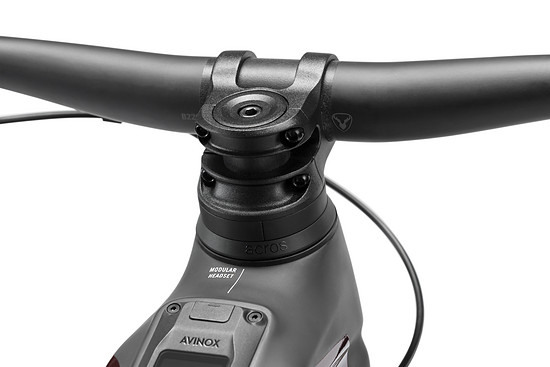 Modular Headset – Rotwild setzt auf den Acros Steuersatz, der durch einen Winkelsteuersatz oder einen Reachadjust-Steuersatz ersetzt werden kann.