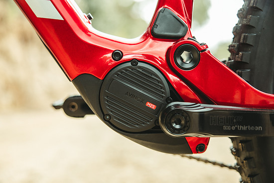 Der neue Avinox M2S ist bärenstark und bleibt dabei extrem kompakt – das ermöglicht optisch extrem formschöne E-Mountainbikes.