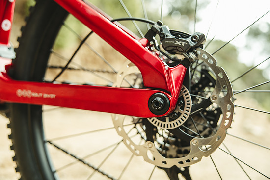 Das Bike setzt auf einen abgestützten Eingelenk-Hinterbau mit konzentrischer Achs-Drehpunkt-Anordnung.