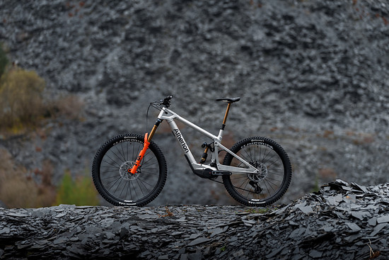 Das Atherton S.170E ist das erste E-MTB des jungen Herstellers.
