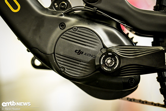 Auf der Eurobike 2025 war das Bike noch mit DJI-Branding zu sehen – die Verbindung zum Drohenhersteller, will man nun aber tunlichst loswerden – mal sehen ob das nachhaltig gelingt.