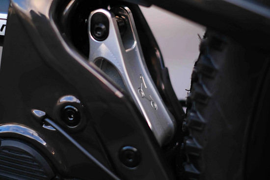 Die Kinematik wird zusammen mit Cascade-Components entwickelt, das 181.2 kommt mit den Namensgebenden 181 mm Federweg, kann mit drehen des Flipchips aber auch mit 161 mm Federweg gefahren werden und ist damit äußerst variabel.