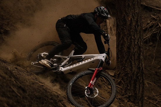 Amaury Pierron lässt den Dreck fliegen – der französische World-Cup-Racer scheint ein Fan des neuen Bikes zu sein!