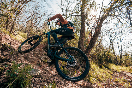 Wird es teil, sitze ich mit meinen langen Beinen fast schon über der Hinterradachse – Ich bin der festen Überzeugung dass Bikes abseits der Standardgrößen M &amp; L noch nicht perfekt sind.
