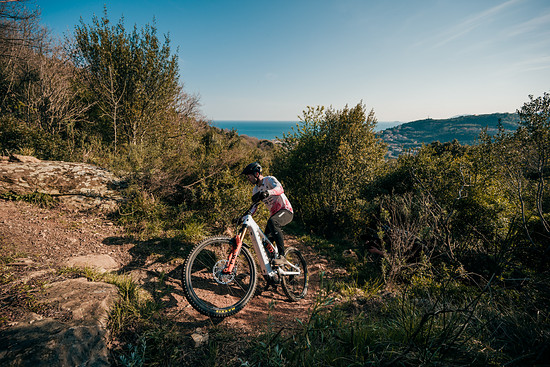 Zeit den Ausblick zu genießen war wenig – die Trails technisch, die Bedingungen nahe am Meer bereits sehr lose.
