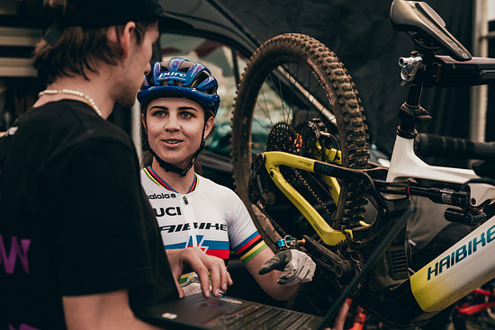 Anna Spielmann ist E-XCO Weltmeisterin und räumt im E-XCO-World-Cup regelmäßig ab.