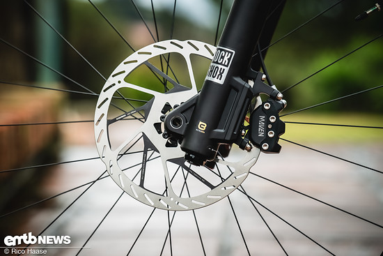 ... kraftvolle SRAM Maven mit 220/200er Scheiben zum Einsatz.