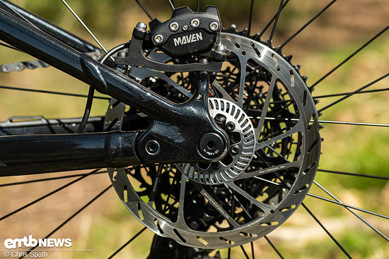 Ebenso mit dabei: Starke Bremsen in Form der Maven Bronze, mit 200 mm Bremssscheiben vorn und hinten.