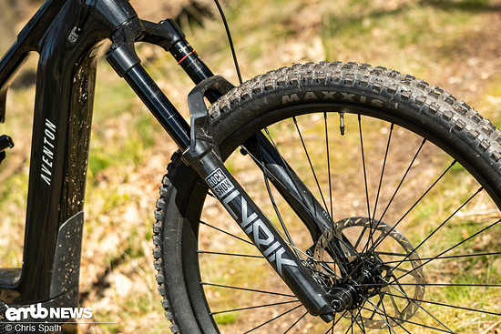 Das Fahrwerk des Current EXP stellt – wie auch Bremsen und Antrieb – SRAM: Verbaut ist eine Lyrik Select.
