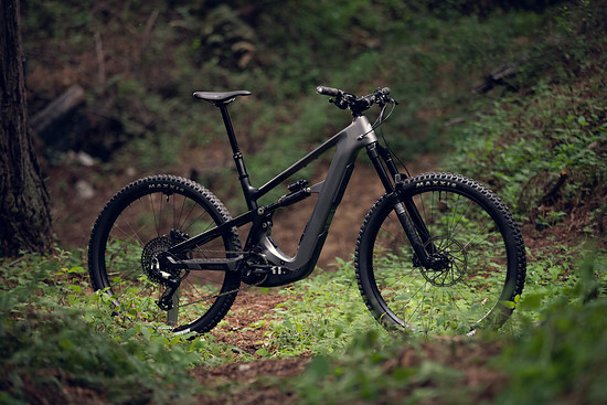 ... oder als SRAM 90 Build – und bietet damit als einziges Modell auch die Wahl zwischen zwei Farben an.