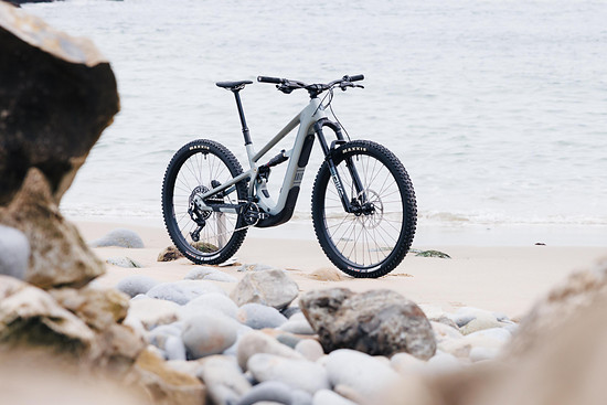 Das Oso S kommt mit dem wenigsten Hub im Bunde – hier steht ein 140/130 mm Fahrwerk an. Weitere Besonderheit – alle Größen des Oso S werden mit 29" Laufrädern ausgeliefert.