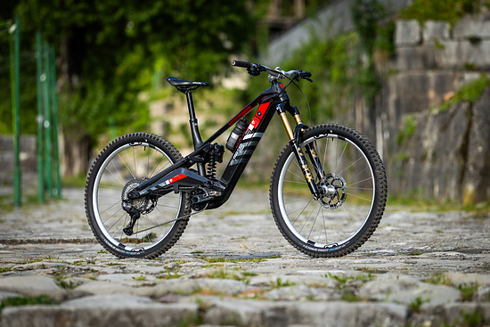 Besonders spannend: Diese Bike kommt mit Avinox-Motor, der eigentlich für offizielle UCI-Rennen nicht zugelassen ist. Aber ...