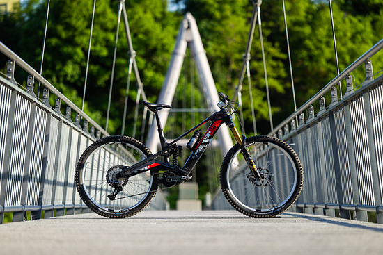 Rotwild R.EXC – so fährt es Kelan Grants vom Rotwild Schwalbe Gravity Team im ersten Rennen der Saison.